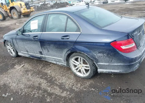 2013 Mercedes-Benz C 300 Sport 4Matic z USA, uszkodzony, nr VIN WDDGF8AB0DR270347